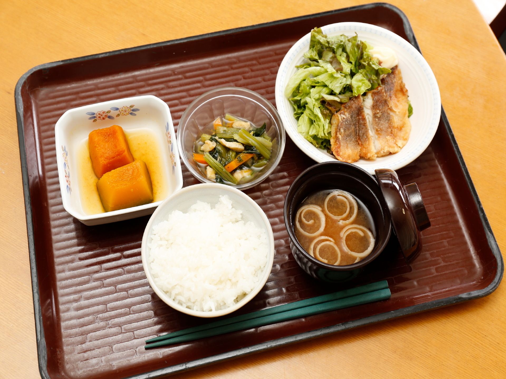 バランスの取れた和食になっている。管理栄養士がカロリーをきちんと計算して、健康的な食事になっている。
