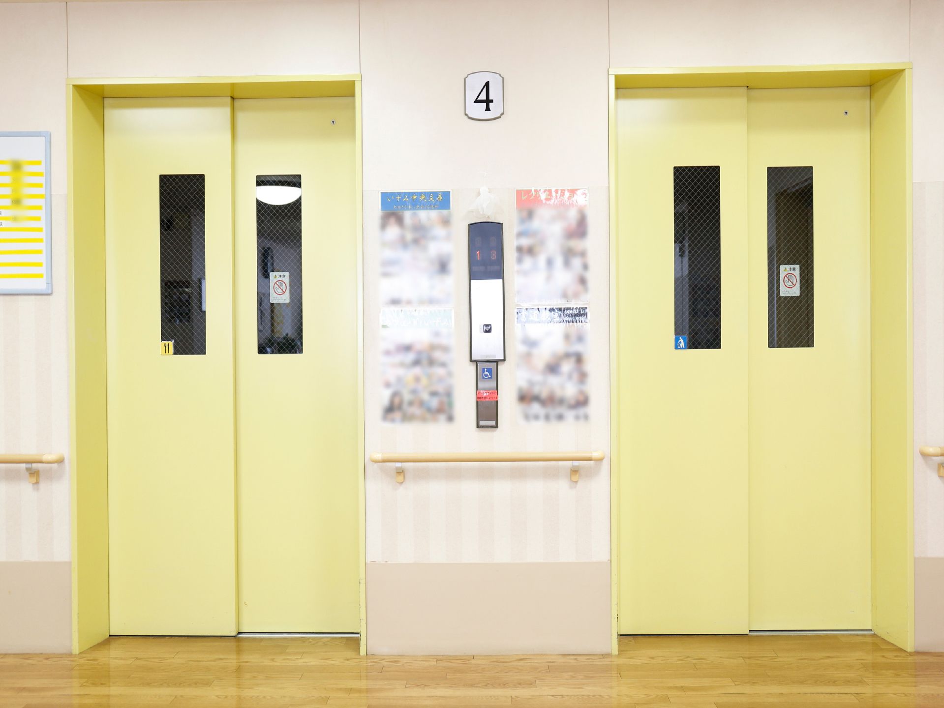 施設内にはエレベーターが設置されているので、上下階へ行く時に利用できる。二つあるので混みあわない。手すりも付いている。
