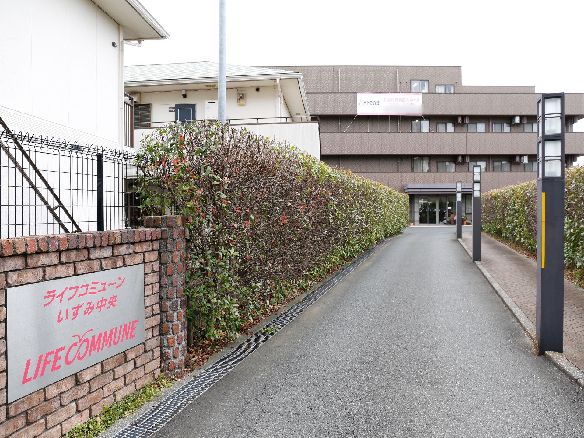 目の前で披露される太鼓の演奏を、椅子に座って見ている入居者たち