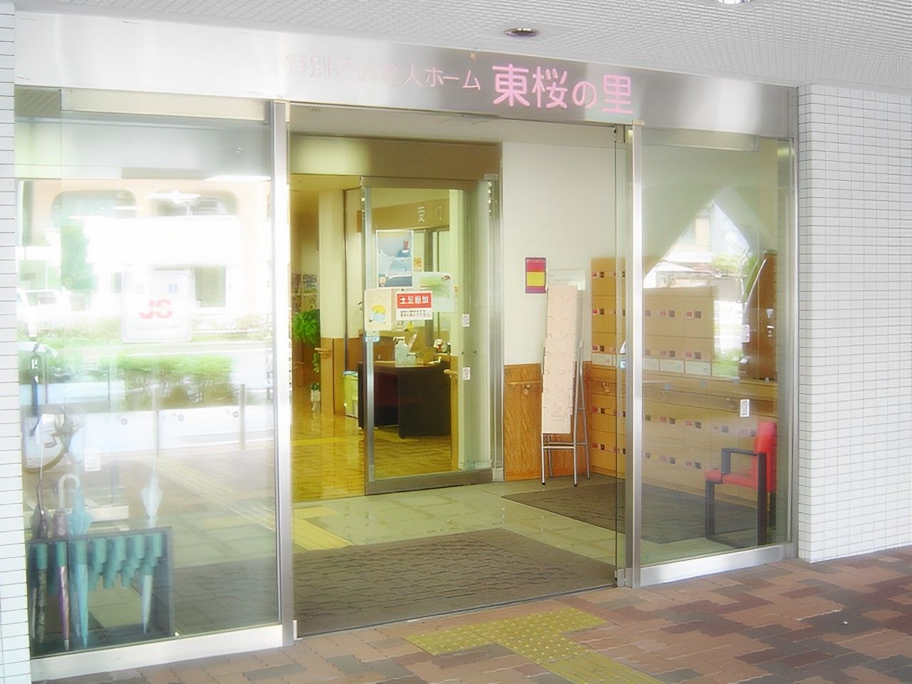 入口が広い施設の玄関