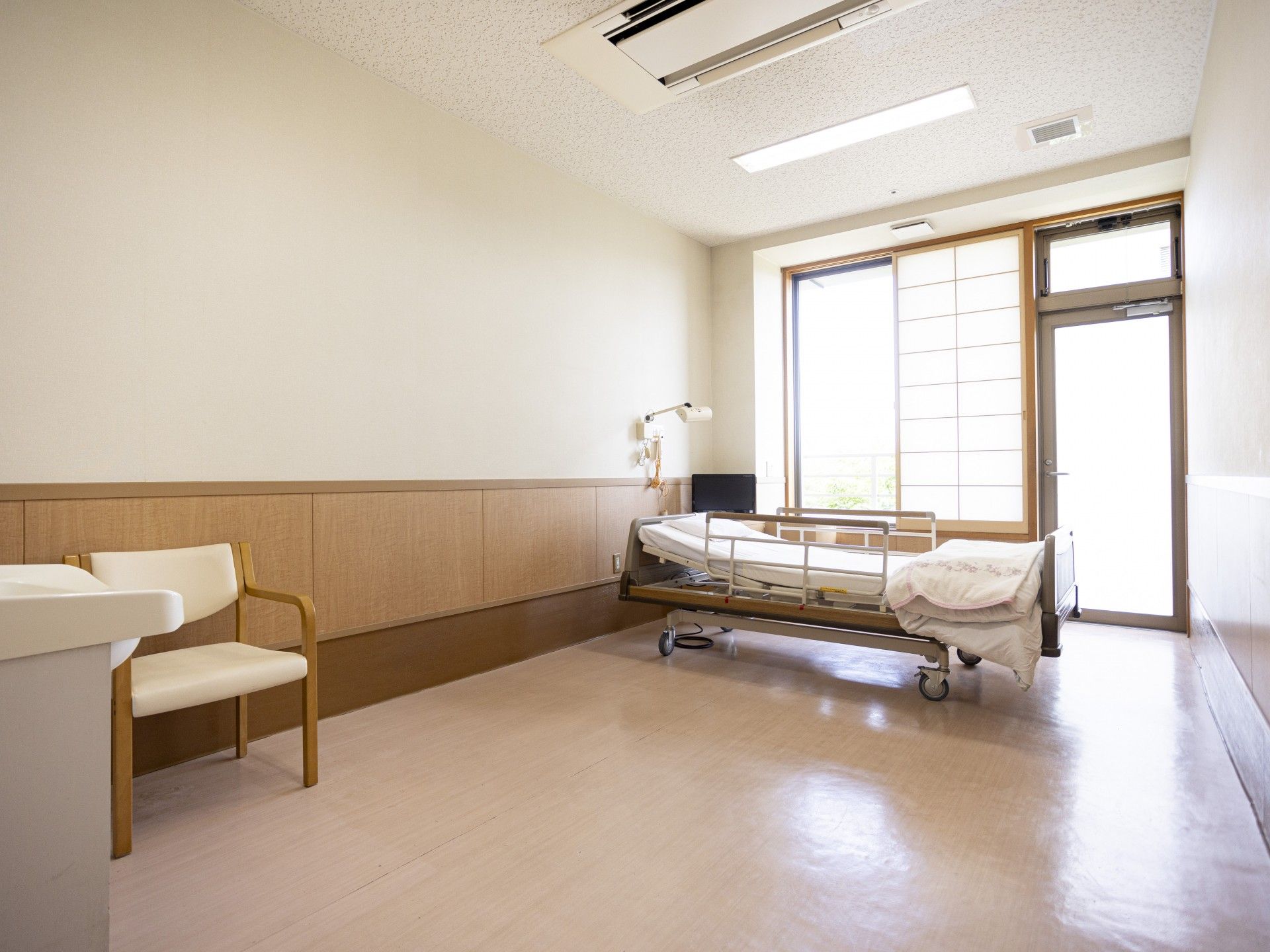 明るい個室のベッド