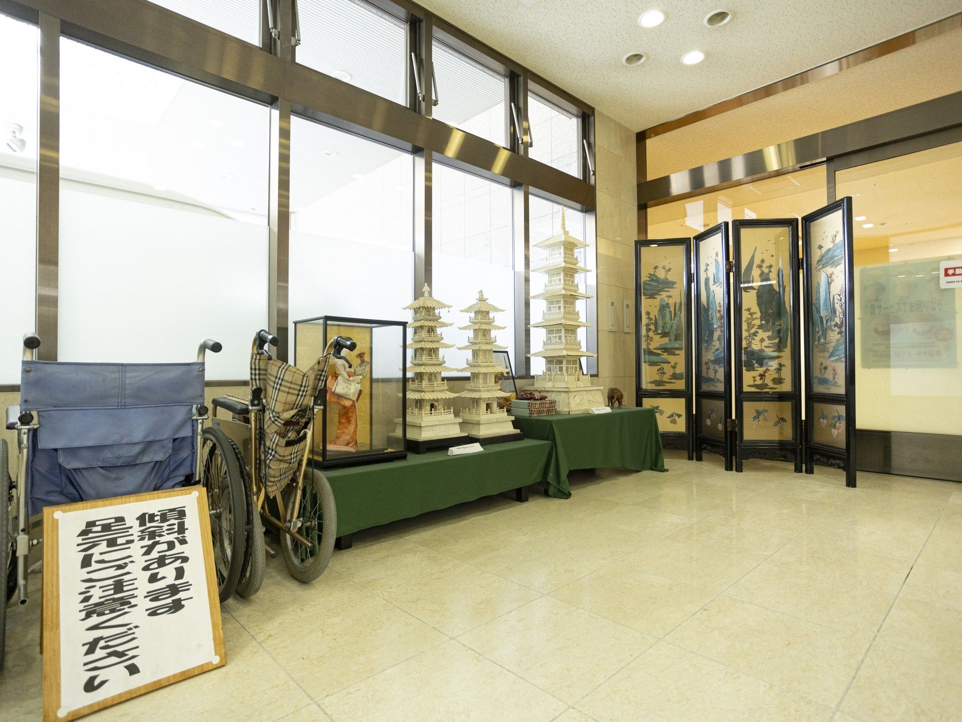 展示品と車椅子のある空間