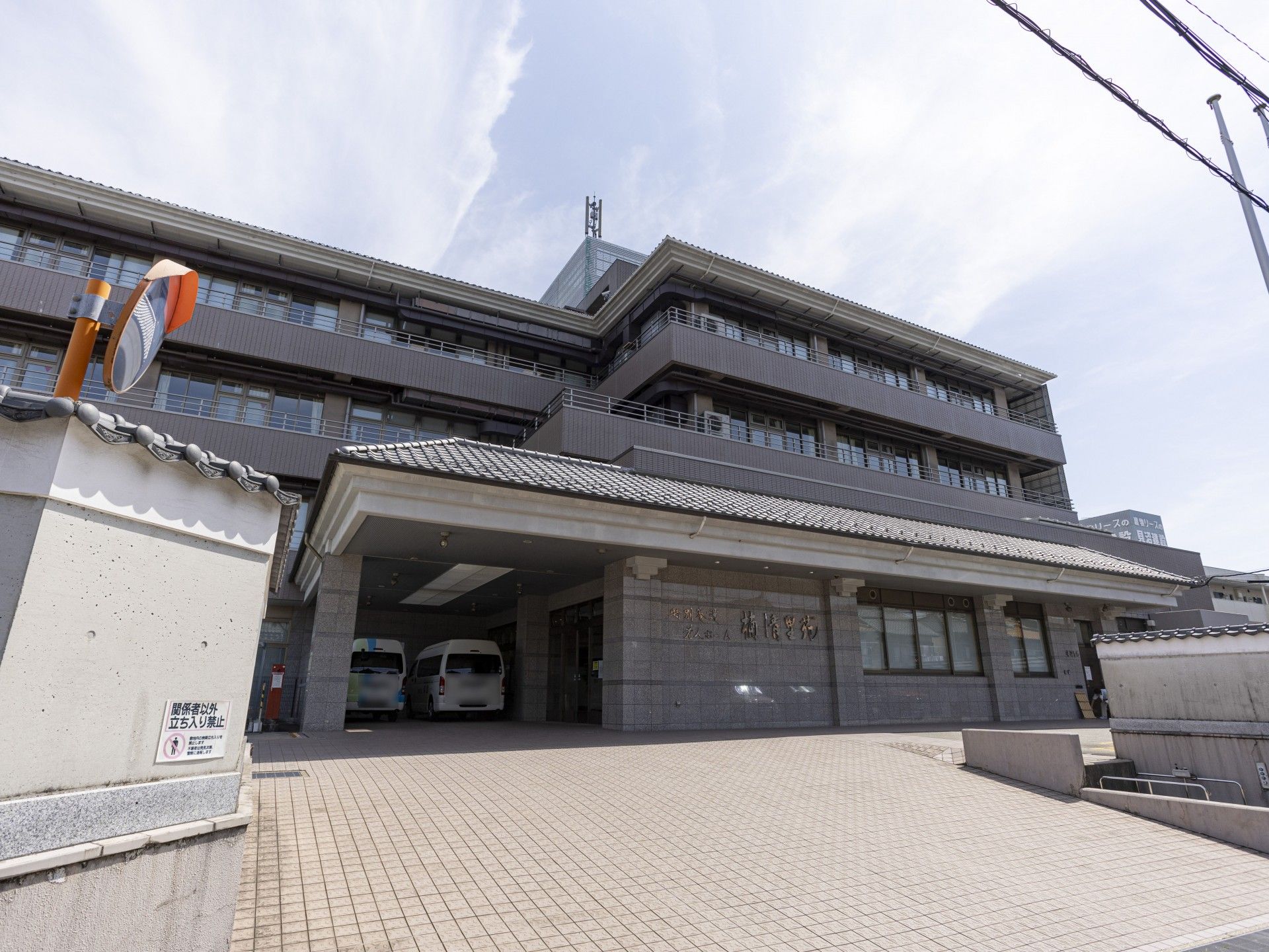 立派な建物の正面玄関