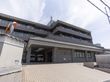 立派な建物の正面玄関