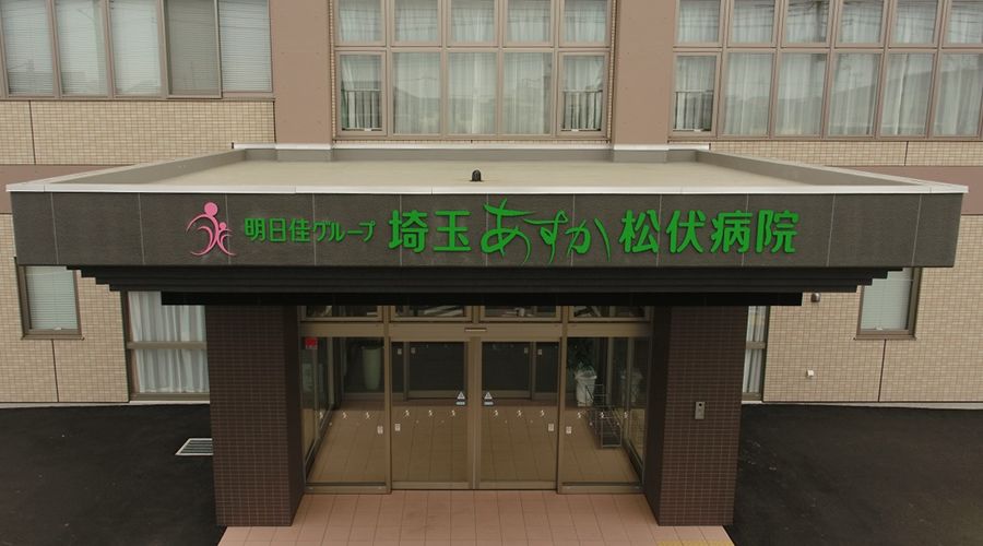 入口が広い施設正面