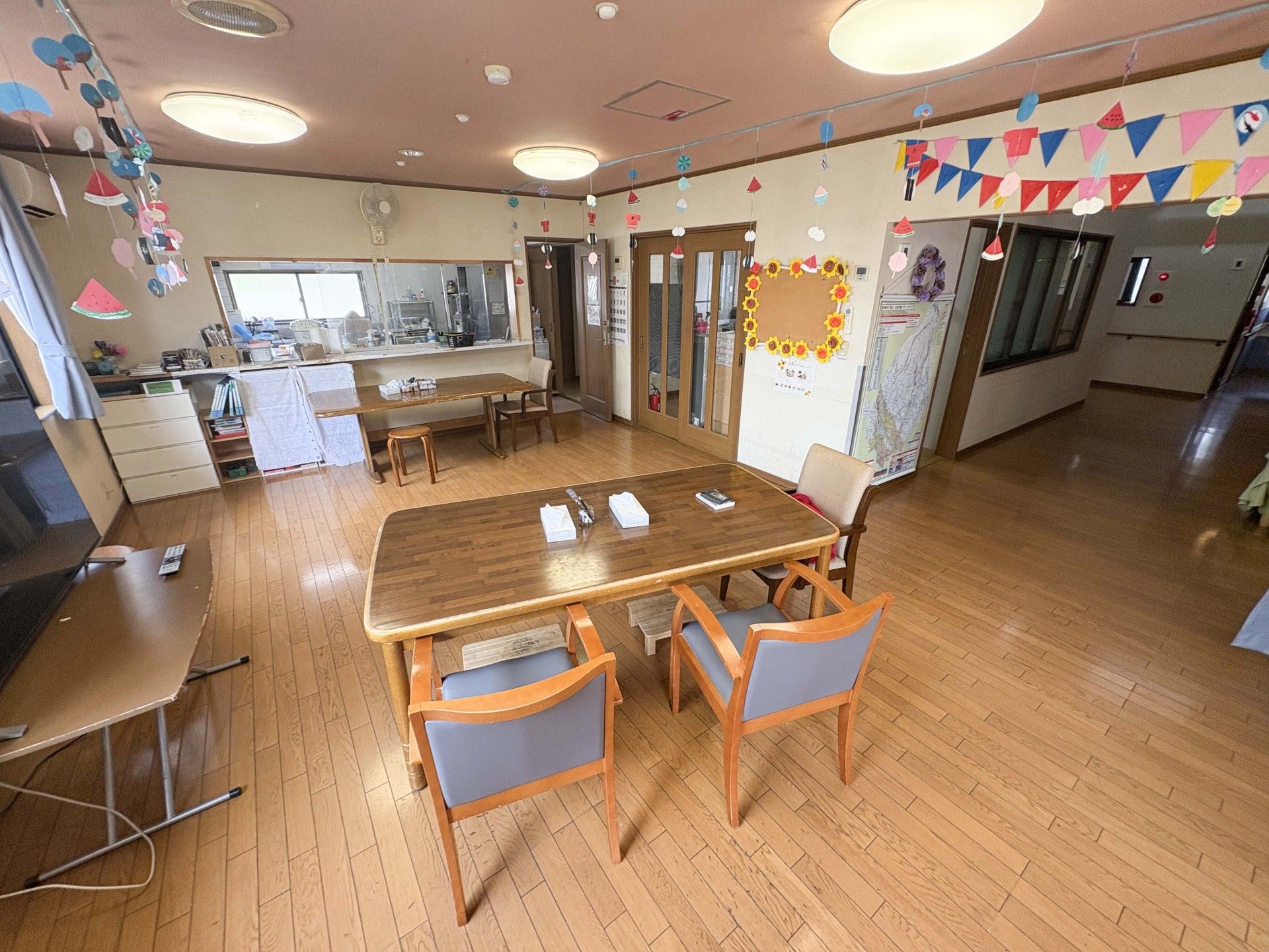 飾りがある広い部屋