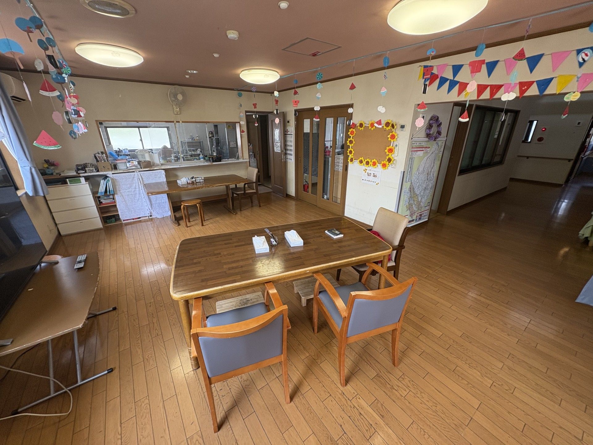 飾り付けがある広い部屋