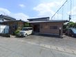 駐車場のある建物外観