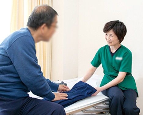 笑顔で話すスタッフと利用者