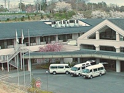 桜が咲く建物の外観