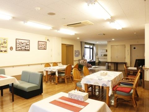 「ライフコミューン北鎌倉」共有スペース。入居者様同士の会話でいつも大盛り上がりです。