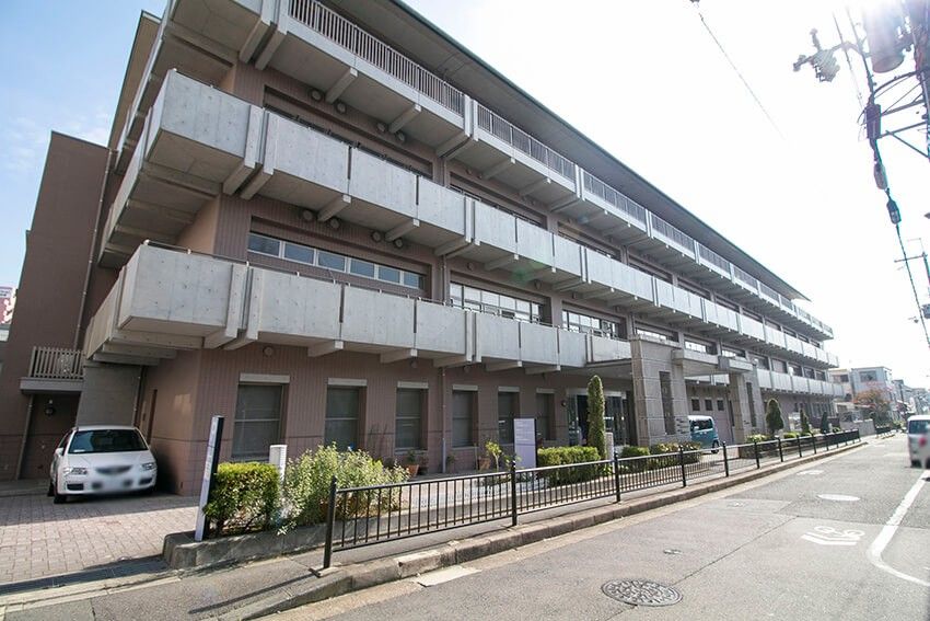 落ち着いた外観の建物