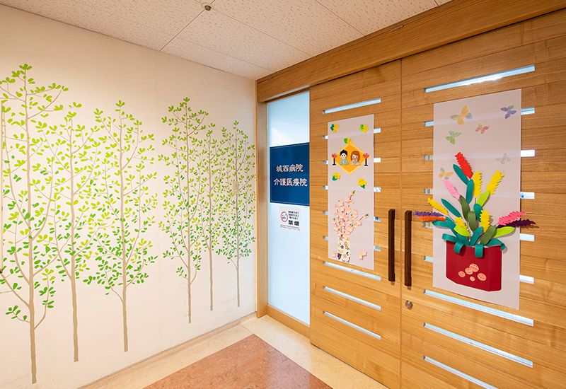 明るい壁画のある廊下