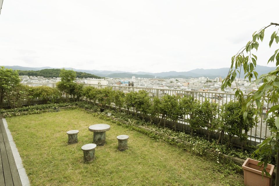 緑豊かな屋上庭園