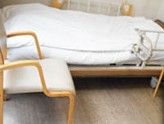 ベッドと椅子のある部屋