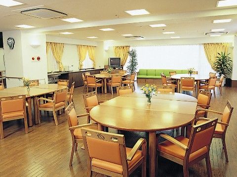 「ライフコミューンあざみ野」リビングルーム。お食事をしたり談笑したりと、使い勝手は様々です。