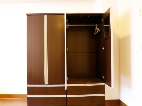 「ライフコミューンあざみ野」居室クローゼット。収納スペースには、余裕を持たせています。