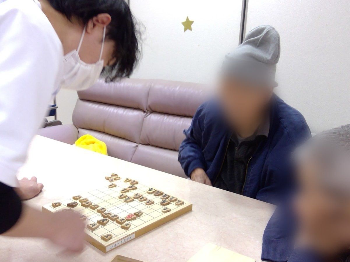 将棋を楽しむ様子の部屋