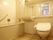 ユニットバスの床にはすのこが敷かれており、トイレはウォシュレット付きの水洗トイレである。浴槽の横には手すりが付いている。