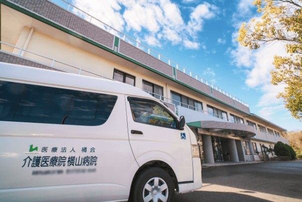 青空の下の建物と車