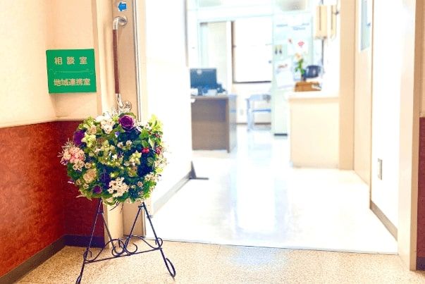 明るいエントランスの花飾り