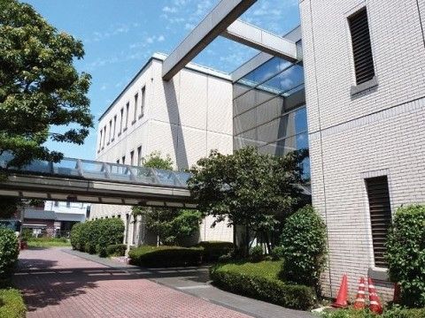 「ライフコミューン川崎タイムレスフロア」角張のあるメリハリの付いた外観の施設。