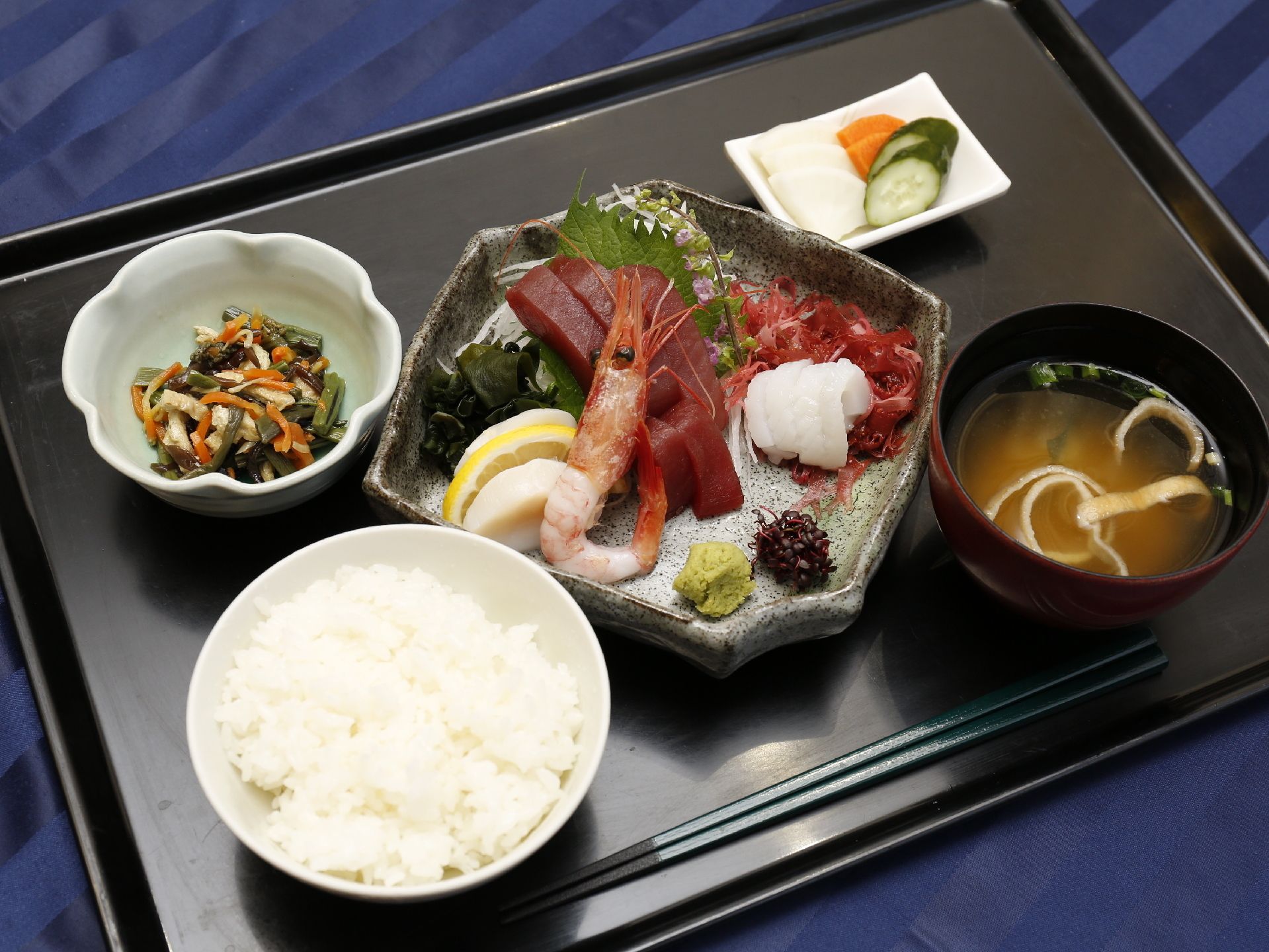 利用者が食べる食事の一例である。魚の刺身とお浸し、漬け物、ご飯、みそ汁があり純和風のメニューとなっている。