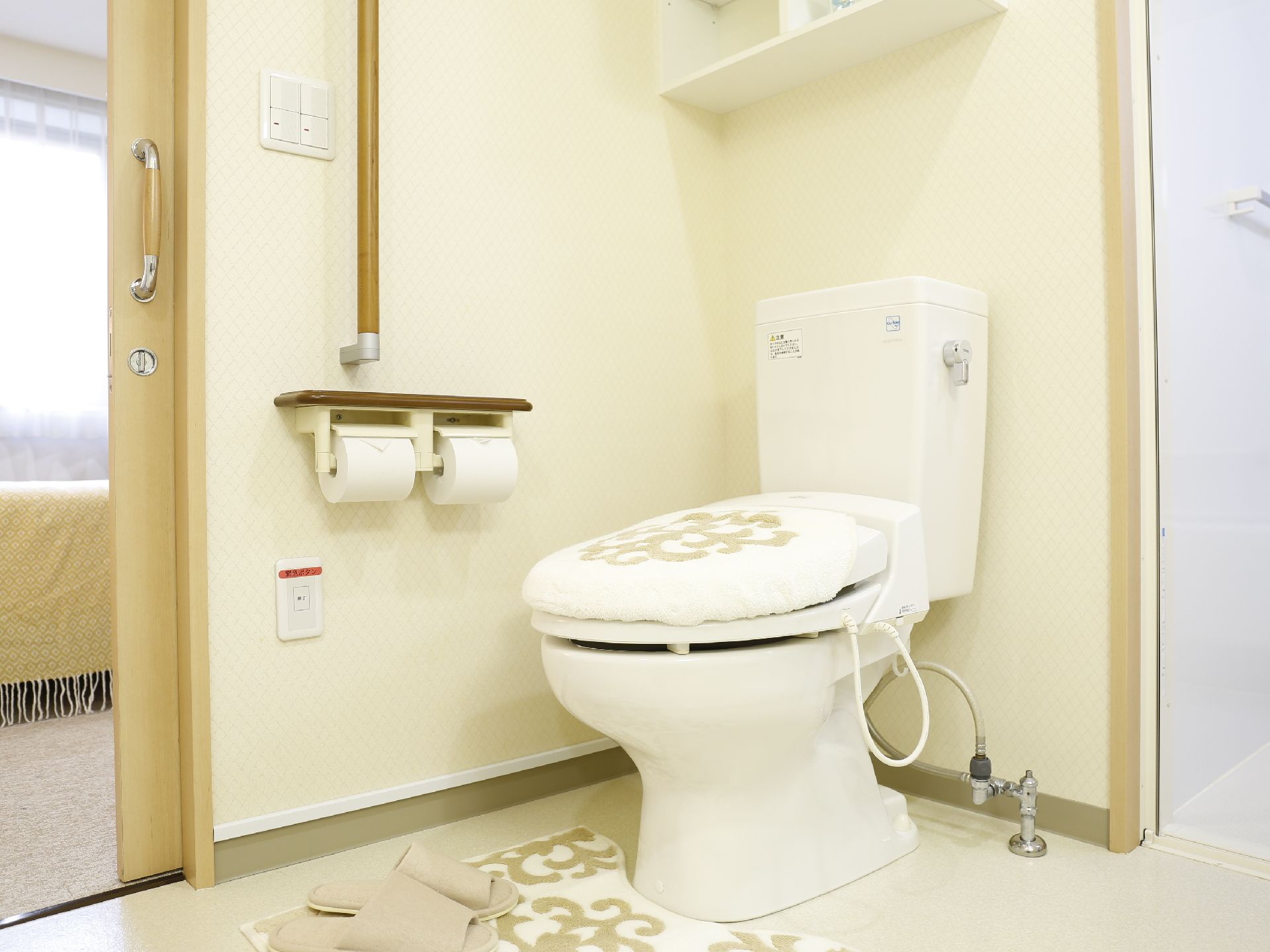 トイレは手すりがある以外特筆すべき点はないが、とても清潔に保たれている。よく見られるシンプルで機能的な洋式便所。