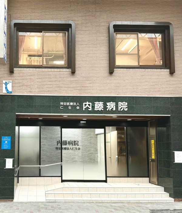 入口が広い建物正面