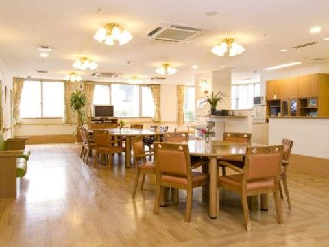 ライフコミューン百合ヶ丘の日常。入居者様だけでなくご来訪いただいいたご家族も一緒にレクリエーションへの参加が出来ます。