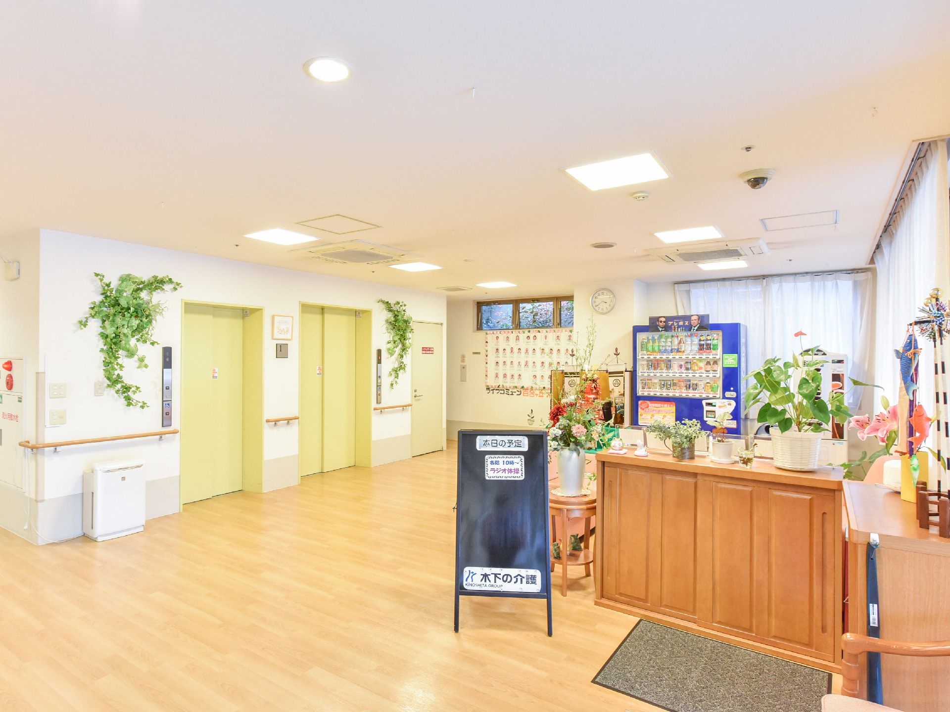 受付の反対側にもシューズボックスがある。また右手奥にはエレベーターがあり、空気清浄機も設置されている。