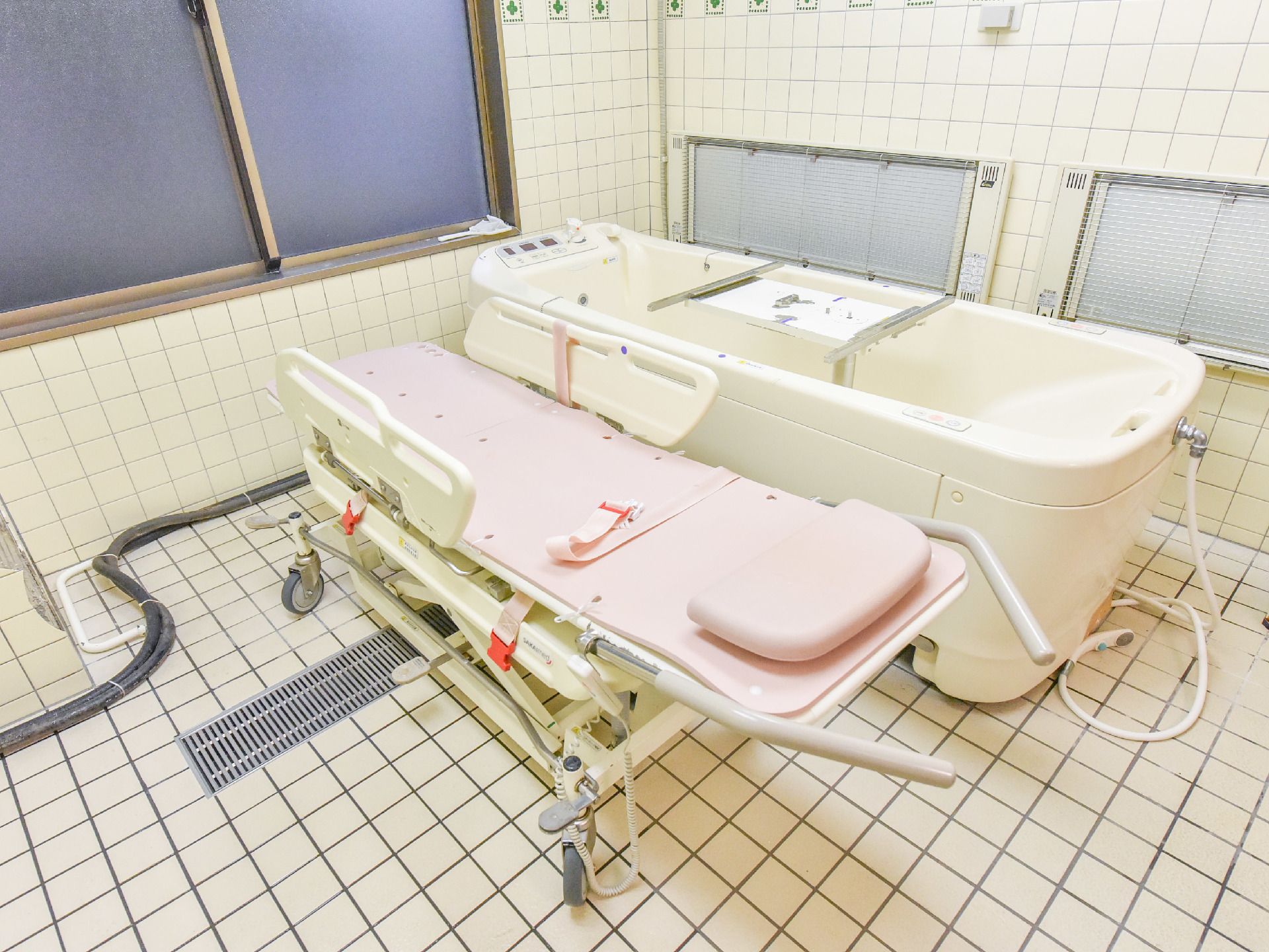 体の不自由な人のために、さまざまな介護用入浴機器を設置している。また冬の時期などに体を冷やさないよう、ヒーターが取り付けられている。