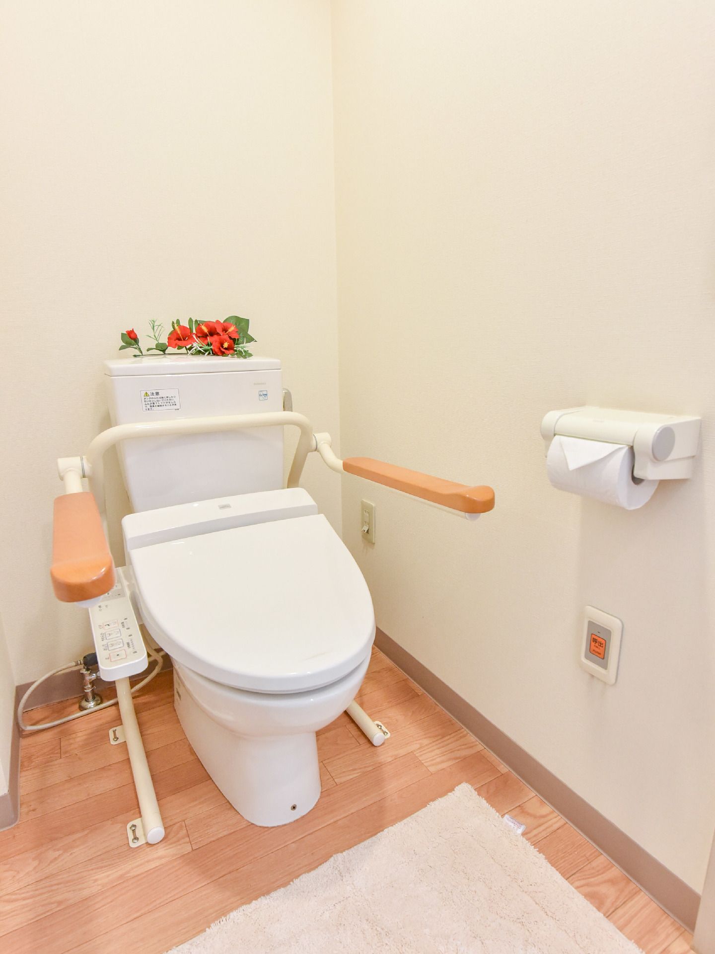 ウォシュレットの付いた洋式便器のトイレがある。また可動式の手すりがあり、緊急時のナースコールも取り付けられている。