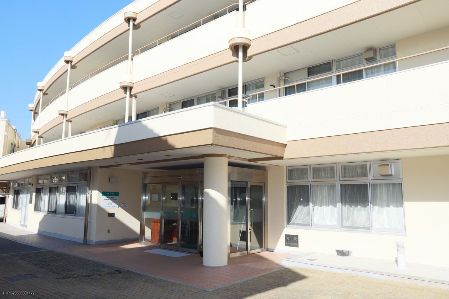 明るい入口の建物