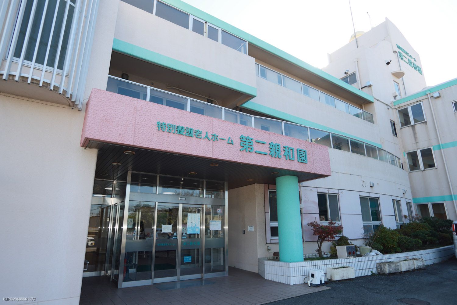 明るい入口の建物