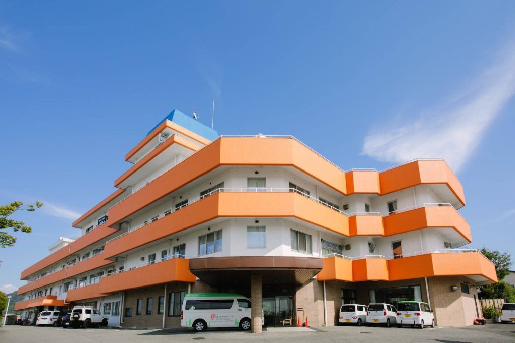 オレンジ色の建物外観