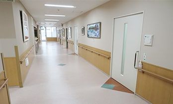 明るく清潔な廊下