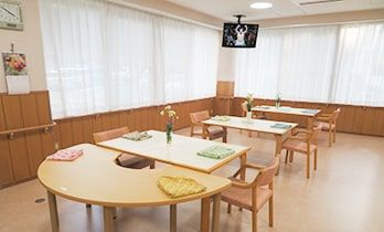 明るい共有ダイニングエリア