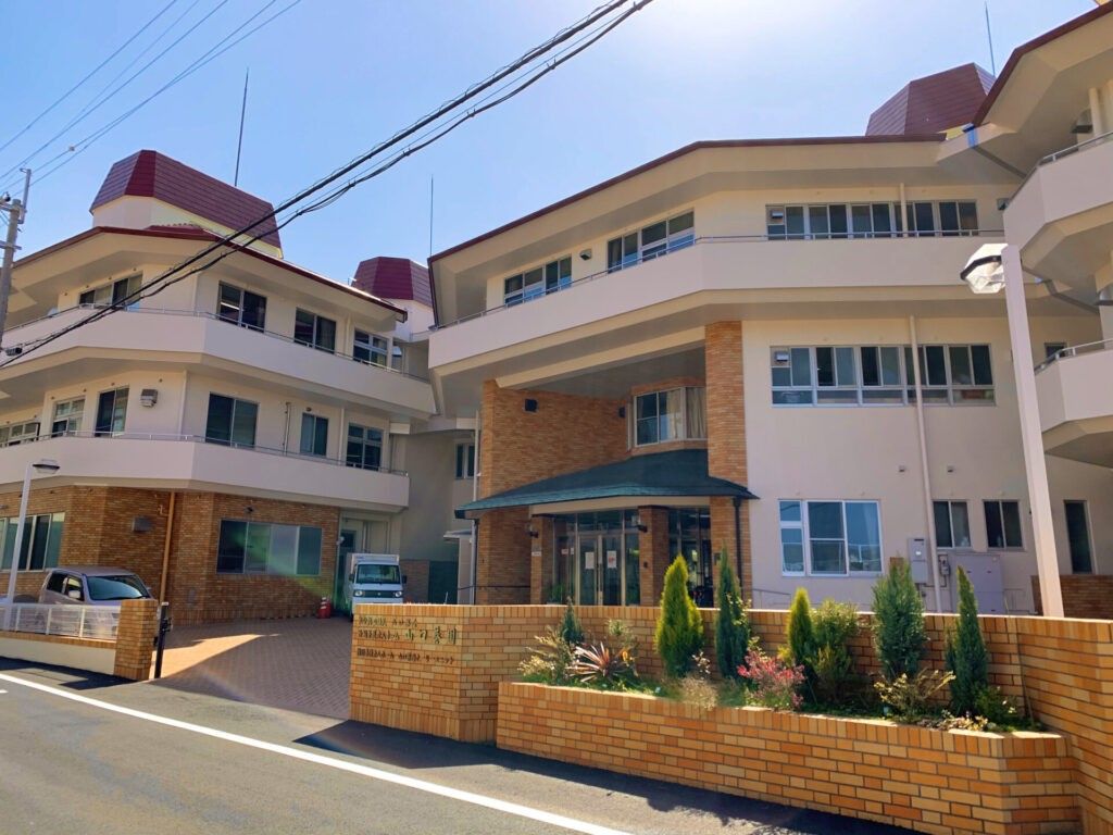 明るく広々とした建物正面