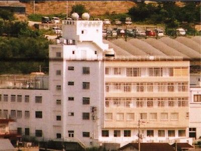 白い建物の外観