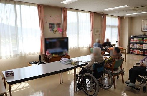 テレビを楽しむ居室