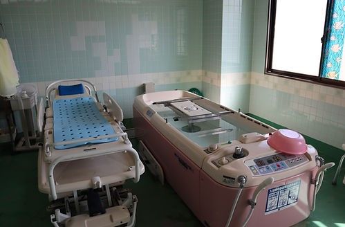 ケア用ベッドと浴槽の設備