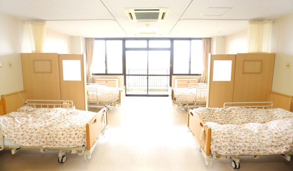 明るい居室の一角