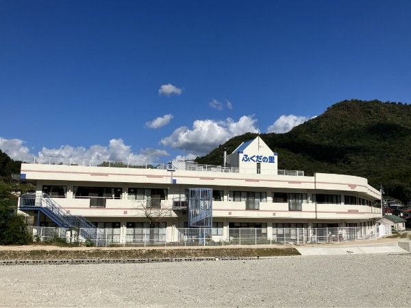広々とした施設の外観