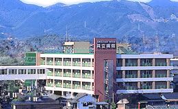山々を望む建物外観