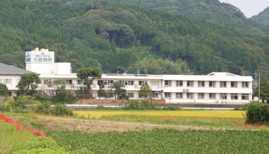 自然に囲まれた施設外観