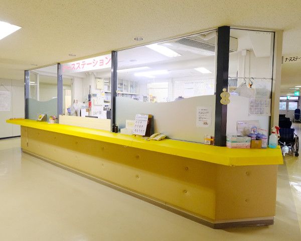 明るい受付カウンター