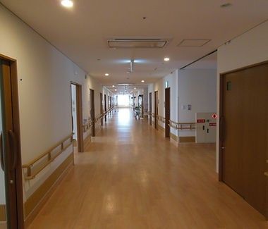 明るく広い廊下