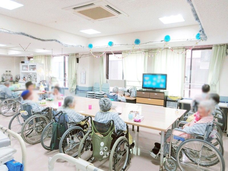 車椅子の方々が集う部屋