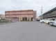 広々とした施設の駐車場
